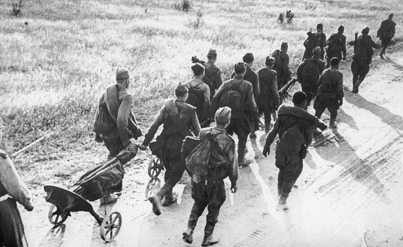 Советская пехота на подходе к Спас-Деменску. Август 1943 г.