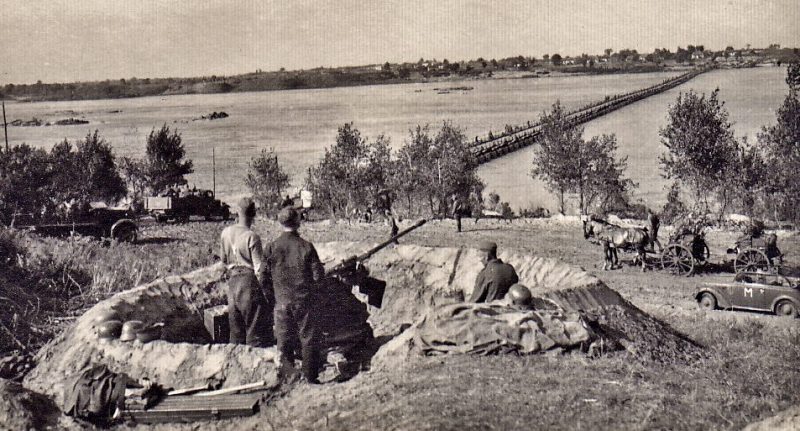 Позиции немецких зенитных орудий на правом берегу Днепра напротив х. Воровского.