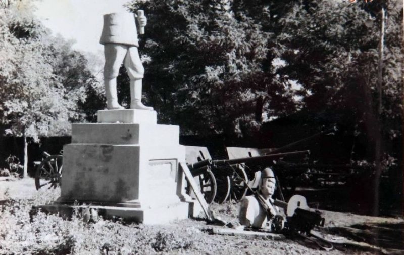 Разрушенный памятник Сталину. Сентябрь 1941 г.