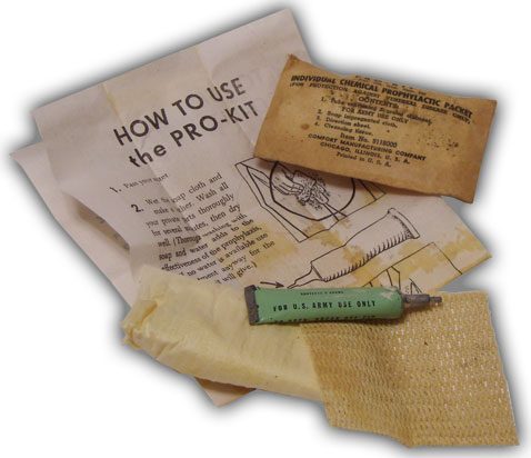 V-пакет в открытом виде, который содержал: 1 тюбик на 5 грамм мази (30% каломеля + 15% сульфатиазола); пропитанную мылом ткань; очищающую ткань; инструкцию, объясняющую, как наносить мазь.