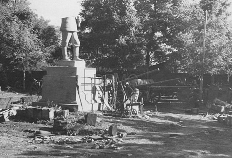 Трофейное оружие у памятника Сталину. Сентябрь 1941 г.