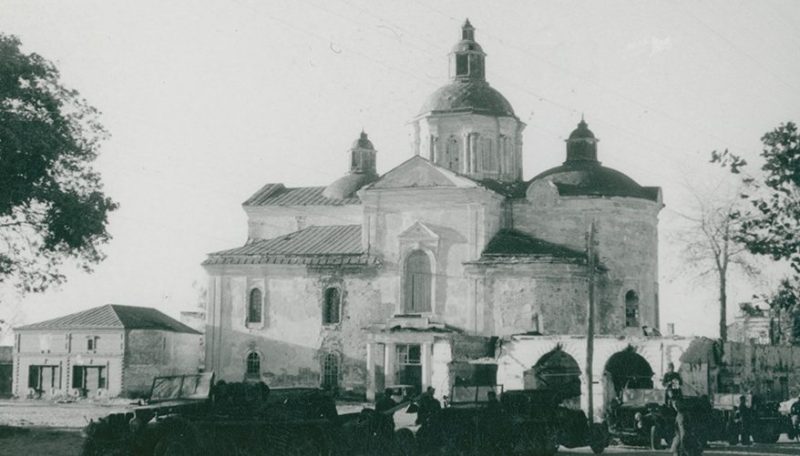 Немецкая техника на фоне Троицкого монастыря. Сентябрь 1941 г.