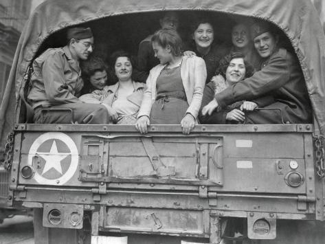 Американские солдаты везут собранную «клубничку» на медицинское обследование. Неаполь. 1944 г.