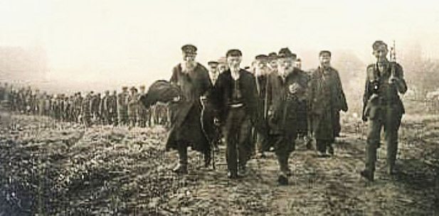 Колонну евреев ведут к Агробазе на место расстрела. 17 октября 1941 г.