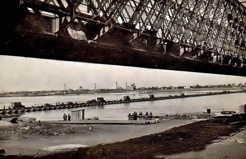 Немецкая понтонная переправа через Днепр у разрушенного моста. Сентябрь 1941 г.