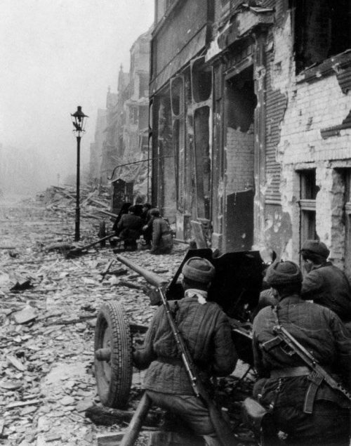 Артиллеристы из 6-й армии ведут огонь на улице Бреслау. Февраль 1945 г.