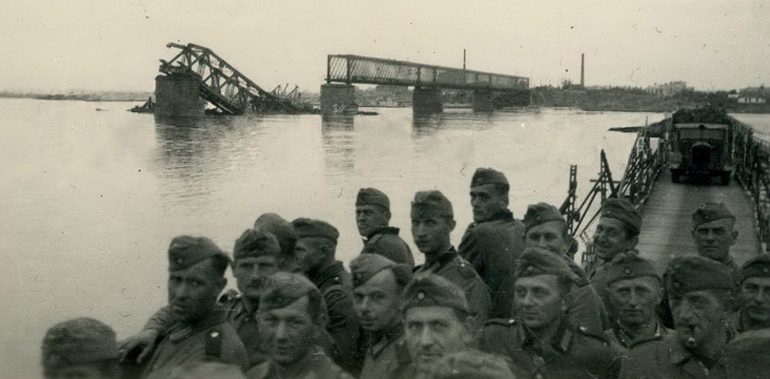 Немецкая понтонная переправа через Днепр у разрушенного моста. Сентябрь 1941 г. 