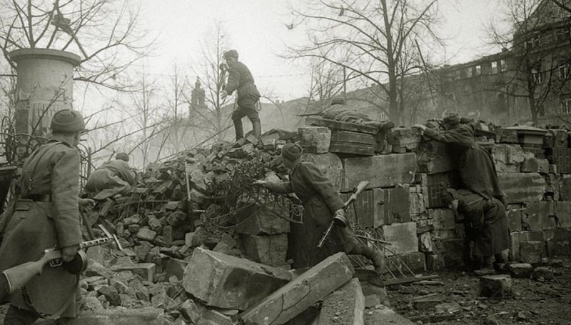 Бойцы штурмового батальона на развалинах трамвайного депо. Февраль 1945 г.