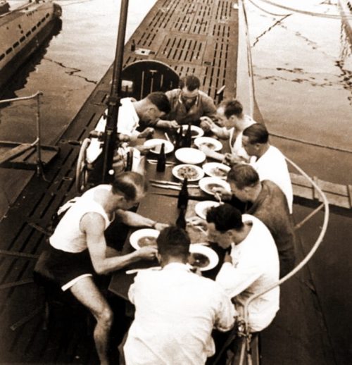 Экипаж подводной лодки U 31 (тип VIIA) обедает на верхней палубе.