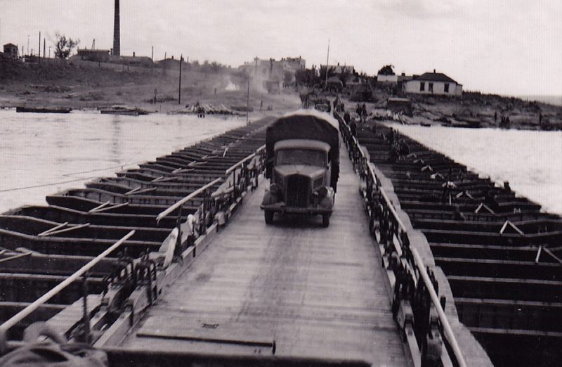 Немецкая понтонная переправа через Днепр у разрушенного моста. Сентябрь 1941 г.