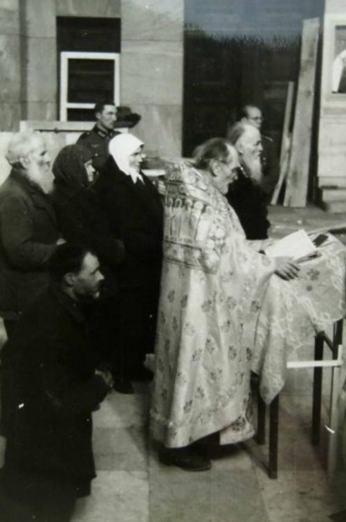 Церковная служба в Анастасиевском храме. 1941 г.