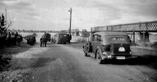 Немецкие войска у разрушенного моста. 1941 г. 