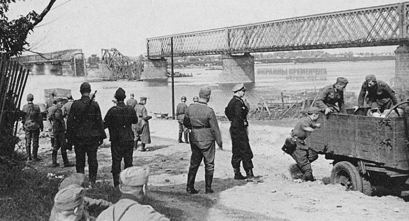 Немецкие войска у разрушенного моста. 1941 г.