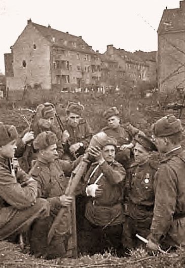 Красноармейцы в городе. Март 1945 г. 