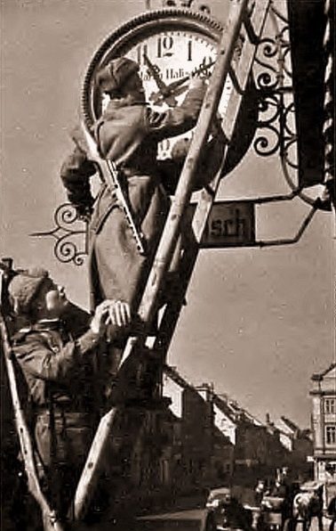 Солдаты переводят часы на московское время. Март 1945 г. 