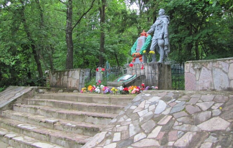 г. Смоленск. Памятник на кладбище «Колоднянское», установленный на братской могиле, в которой похоронено 500 советских военнопленных, погибших в немецком концлагере в 1942г.