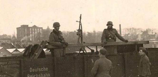 Немецкие солдаты с MG34 на вагоне. Март 1945 г.