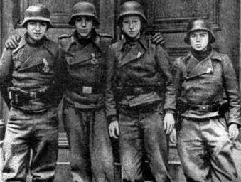 Члены Гитлерюгенд на защите города. Март 1945 г.