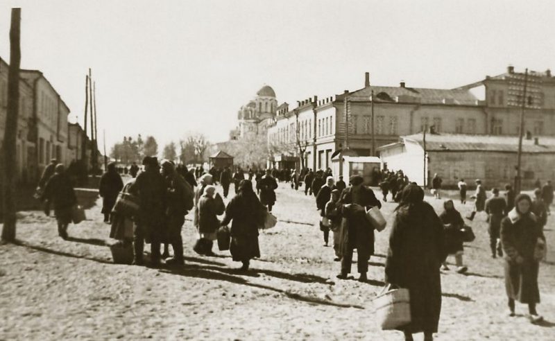 Сенная площадь в базарный день 1942 г.