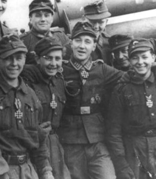 Члены Гитлерюгенд на защите города. Март 1945 г.