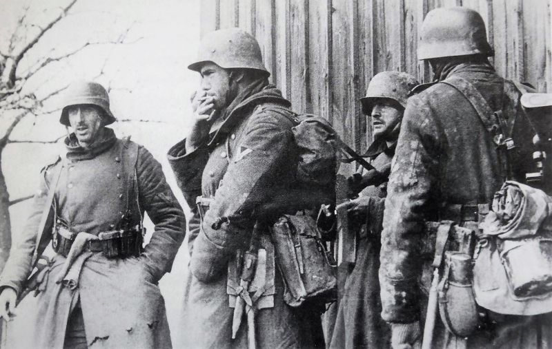 Немецкие солдаты на перекуре. Март 1945 г.