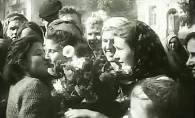 Мариупольцы встречают освободителей. 10 сентября 1943 г. 