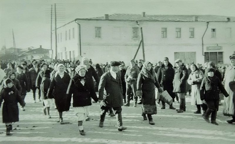 Свадебная процессия на Киево-Московской улице. 1943 г.