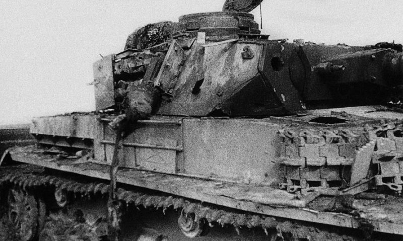 Подбитый немецкий танк на окраине города. Март 1945 г.