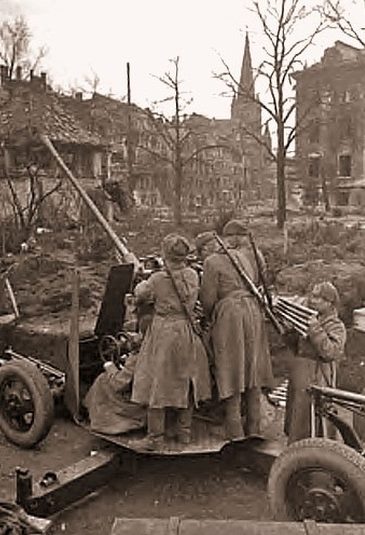Советские зенитчики в городе. Март 1945 г.