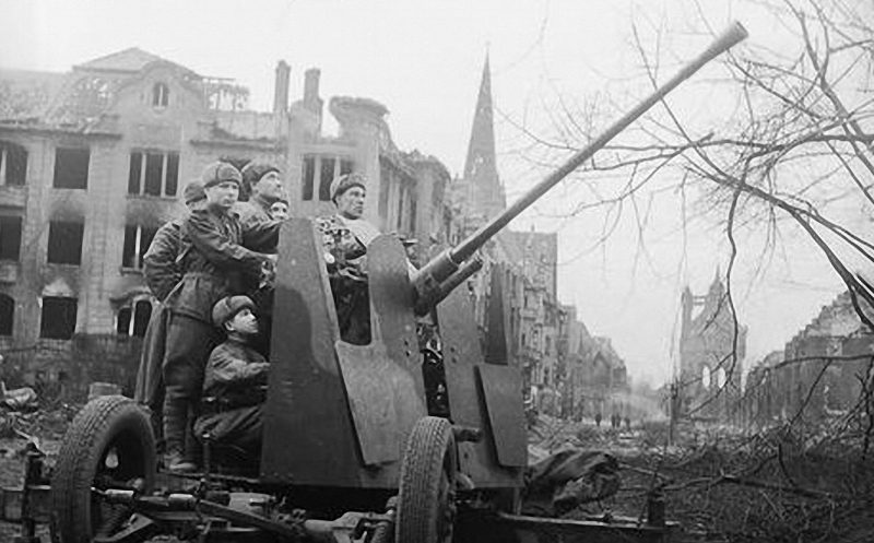 Советские зенитчики в городе. Март 1945 г.