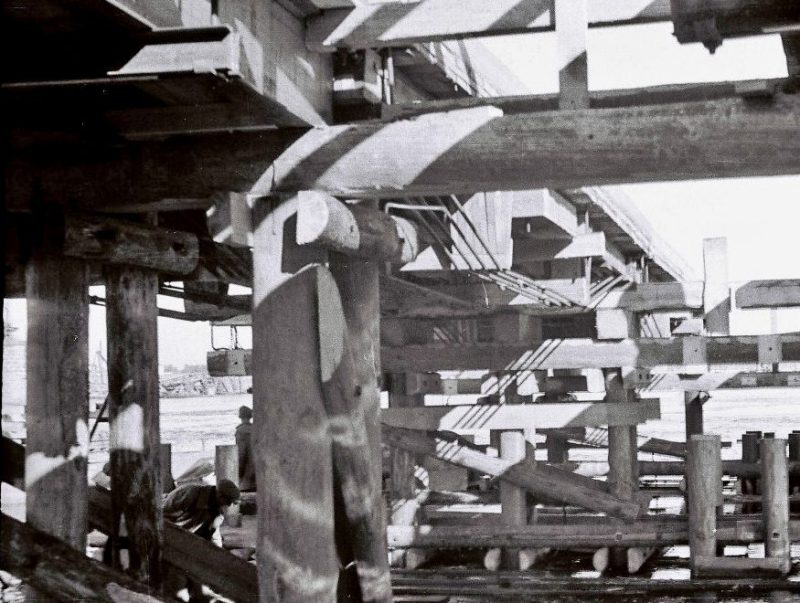 Строительство немцами деревянного автомобильного моста. Сентябрь 1941 г.