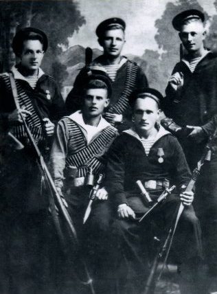 Группа моряков-десантников Азовской военной флотилии, участвовавших в освобождении Мариуполя. 1943 г.