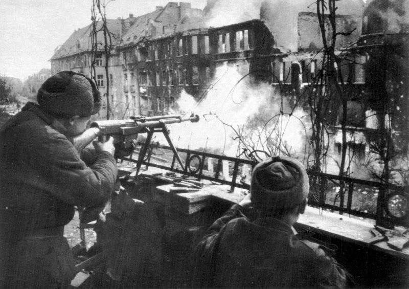 Советские солдаты ведут огонь из ПТРС-41. Апрель 1945 г.