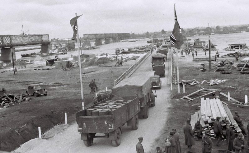 Открытие движения по деревянному автомобильному мосту. Октябрь 1941 г.