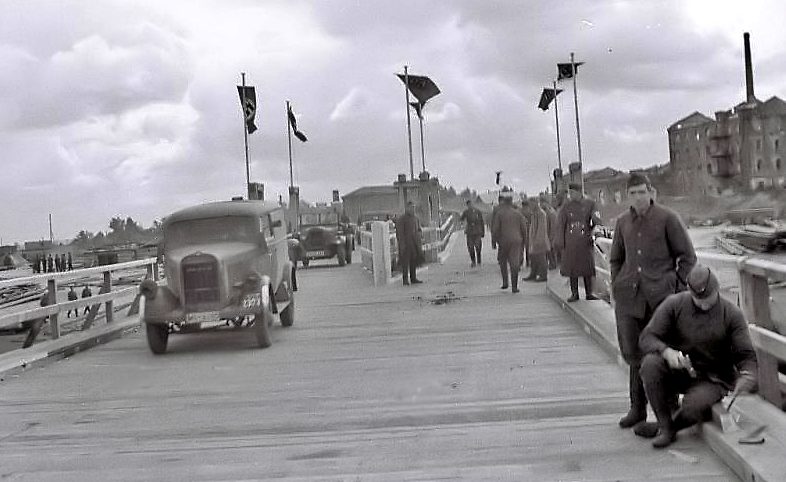 Открытие движения по деревянному автомобильному мосту. Октябрь 1941 г. 