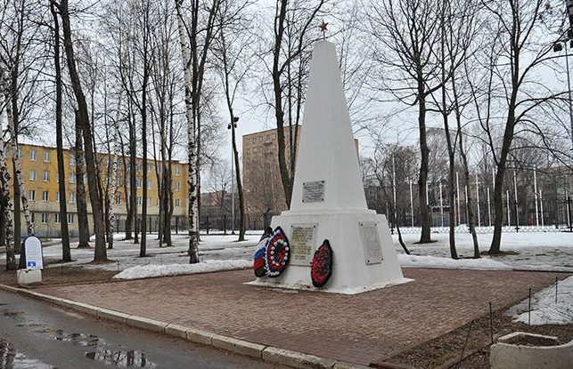 г. Смоленск. Памятник по улице Кирова 50, установленный в 1967 году и посвященный работникам медицинского института, погибшим в годы войны. 