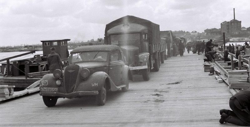 Открытие движения по деревянному автомобильному мосту. Октябрь 1941 г.