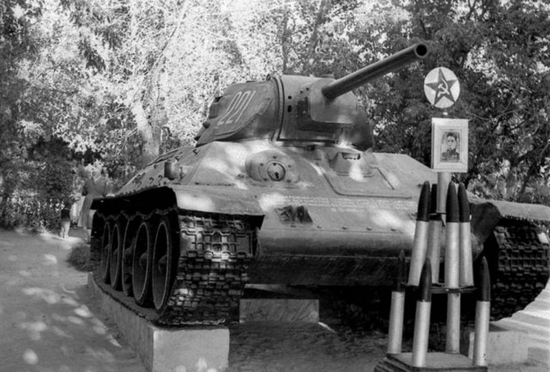 Танк памятник Т-34-76 в Глухове, установленный на могиле генерал-майора Рудченко Г.С., который командовал 9-м танковым корпусом. Сентябрь 1943.