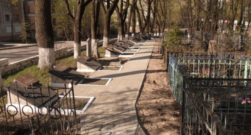 г. Смоленск. Воинское кладбище по улице Урицкого, где похоронено 55 офицеров, погибших при освобождении Смоленска.