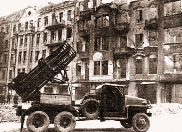 «Катюша» на улице города. Апрель 1945 г. 