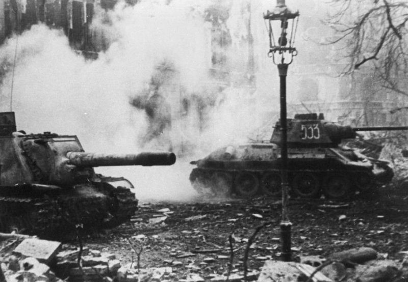 Советская САУ ИСУ-152 и огнеметный танк ОТ-34-76 в бою. Апрель 1945 г.