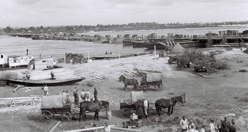 Деревянный автомобильный мост через Днепр. Октябрь 1941 г.
