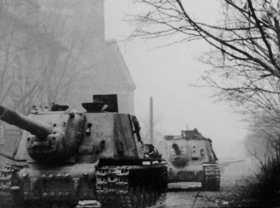 САУ ИСУ-152 продвигаются по городу. Апрель 1945 г.