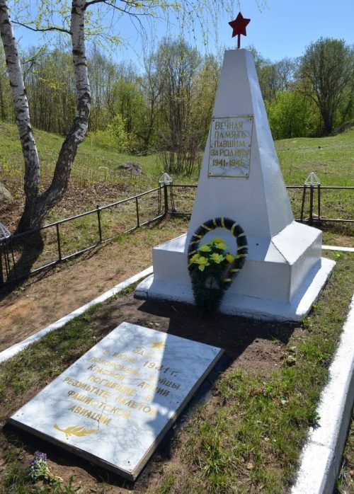 г. Смоленск. Памятник по улице Кловской, установленный в 1973 году на братской могила советских граждан, казненных немецкими захватчиками в 1941 году.