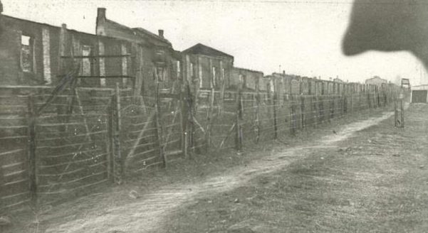 Один из трех концлагерей в городе - шталаг №346-А у Красной горки. Октябрь 1941 г. 