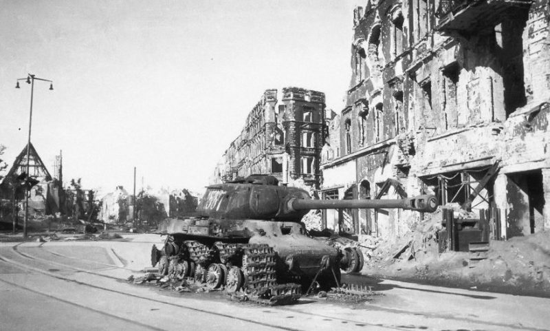 Советский танк ИС-2, подбитый на улице города. Апрель 1945 г.