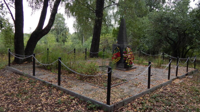 г. Смоленск, пос. Анастасьино. Братская могила, в которой похоронено 385 советских воинов, погибших в годы войны.