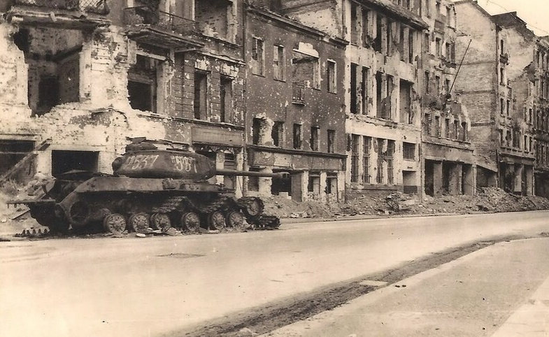 Советский танк ИС-2, подбитый на улице города. Апрель 1945 г. 