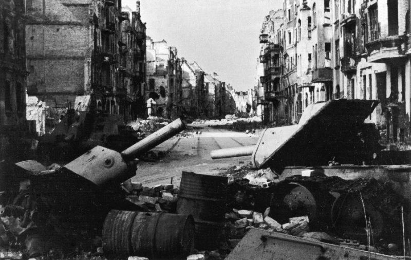 Советские САУ СУ-122, уничтоженные на улице города. Апрель 1945 г.