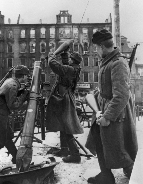 Советские минометчики на улице города. Апрель 1945 г.